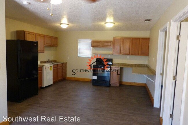 Building Photo - 4 br, 1 bath House - 2400 W. Grand