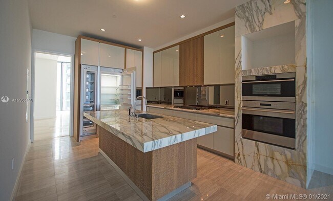 Building Photo - 2821 S Bayshore Dr