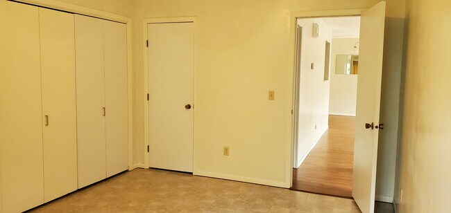 Building Photo - 103 Huntington Dr