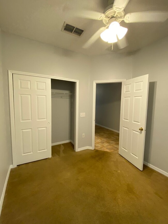 Building Photo - Three Bedroom unfurnished town house (Kiss...
