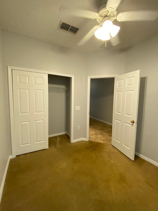 Foto del edificio - Three Bedroom unfurnished town house (Kiss...