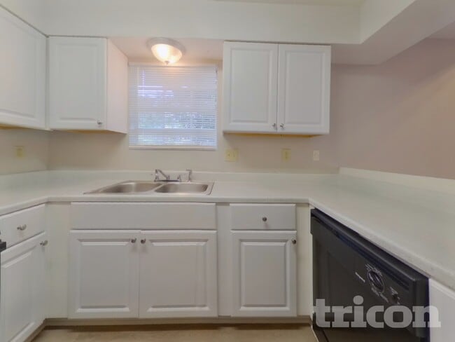 Building Photo - 1305 Old Countryside Cir