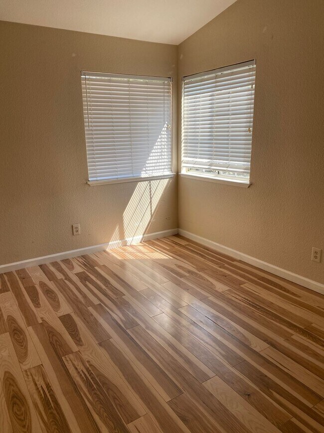 Foto del edificio - AVAILABLE NOW!! 4br 3ba