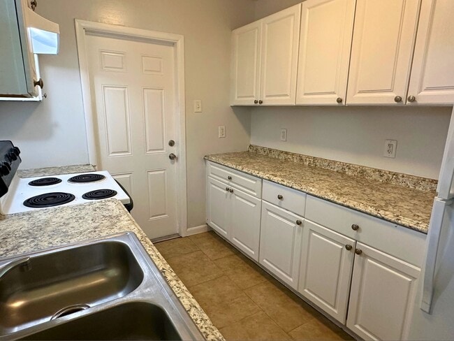 Building Photo - 1208 NW 6th Ave