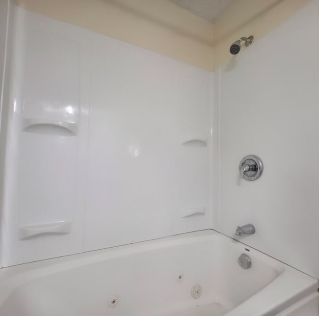 Building Photo - Single Family Home 2 beds 1 bath Available Now!
