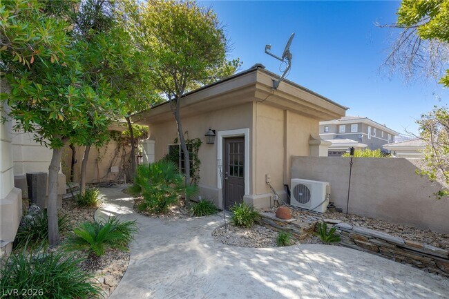Building Photo - 724 Pinnacle Heights