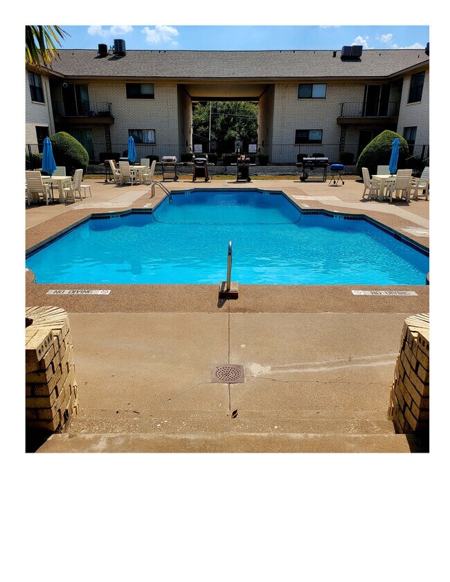 Área de la piscina - Westwood Villa Apartments
