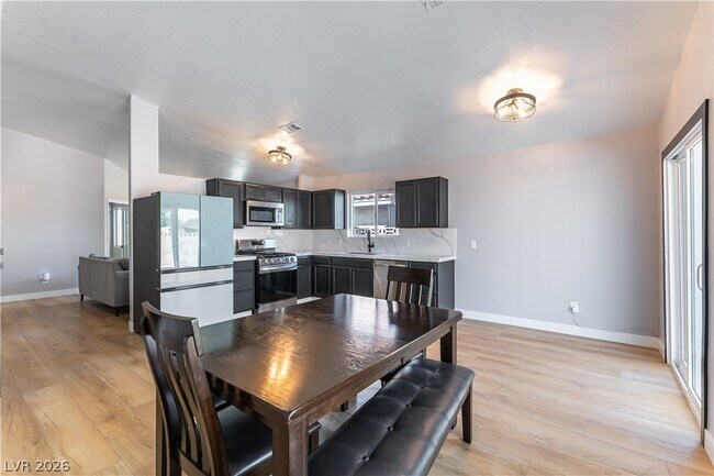 Building Photo - 5470 Chela Dr