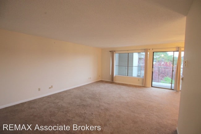 Building Photo - 2500 Canterbury Ln E