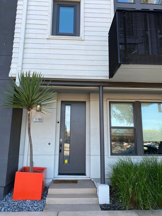 Building Photo - Charming 4 bed, 4 bath townhome in Fremont,Ca