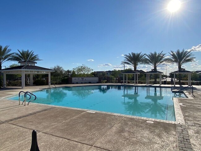 Building Photo - 2705 S Valle Verde