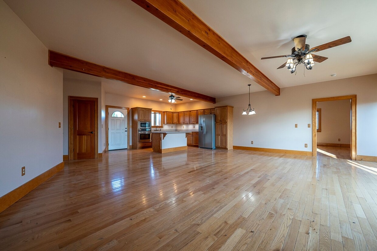 Foto principal - Stunning 4 bed, 3 bath home on 2.8 Acres