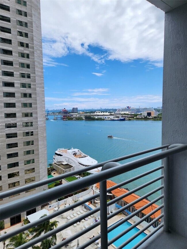 Foto del edificio - 335 S Biscayne Blvd