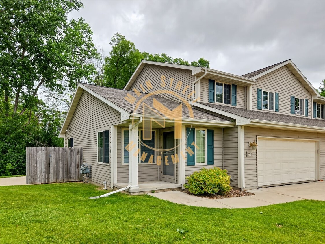 Building Photo - 3 Bed 2 Bath Duplex