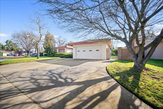 Foto del edificio - 2549 Notre Dame Dr