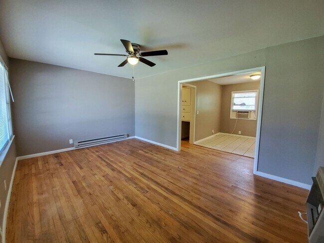Foto del edificio - 2 bedroom 1 bath bungalow in Shawnee.