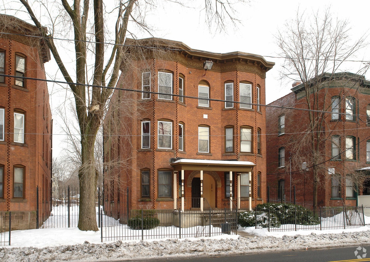 Primary Photo - 418-420 Garden St