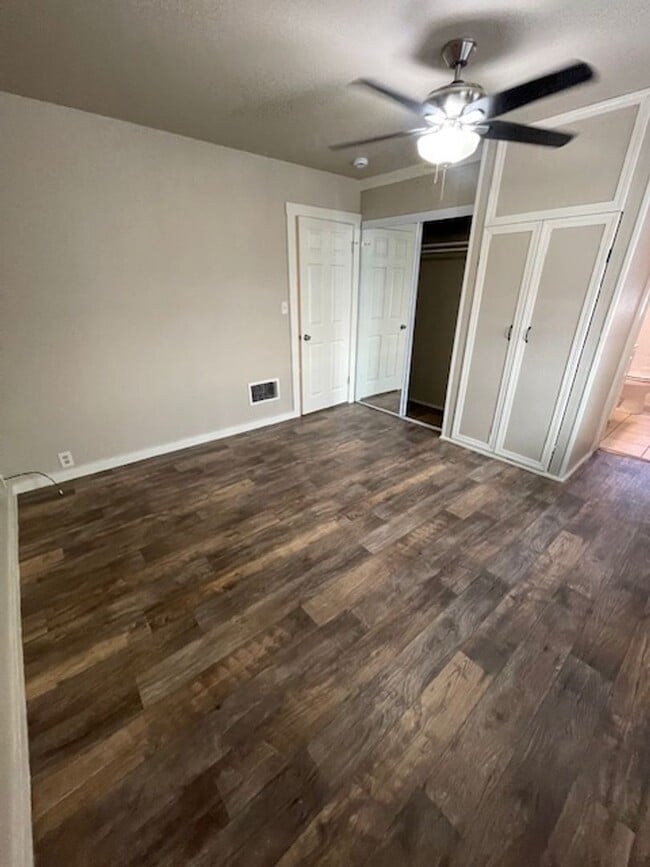 Building Photo - Cozy triplex unit, located in the Heart of...
