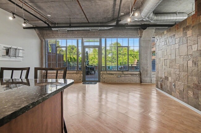 Building Photo - 315 2nd St