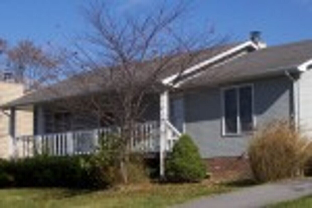 Foto principal - 3 Bedroom 2 Bath House