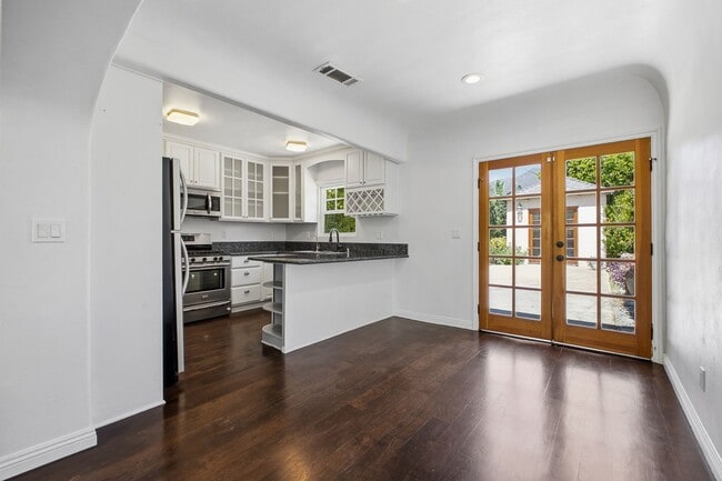 Building Photo - 585 W Calaveras St