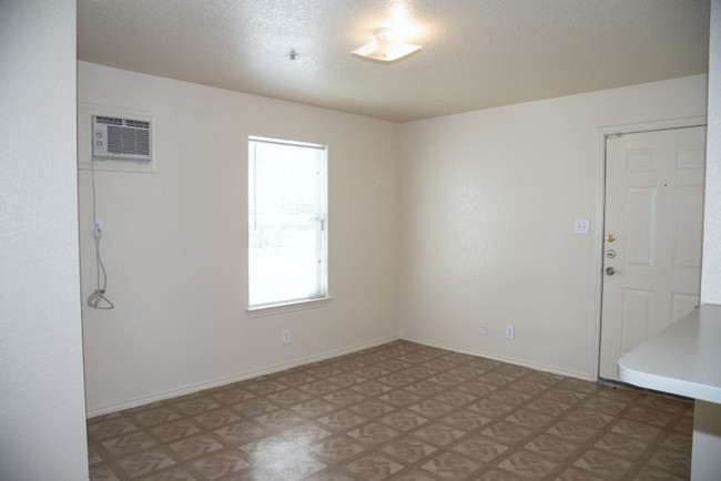 Building Photo - 1404 Somerset Rd
