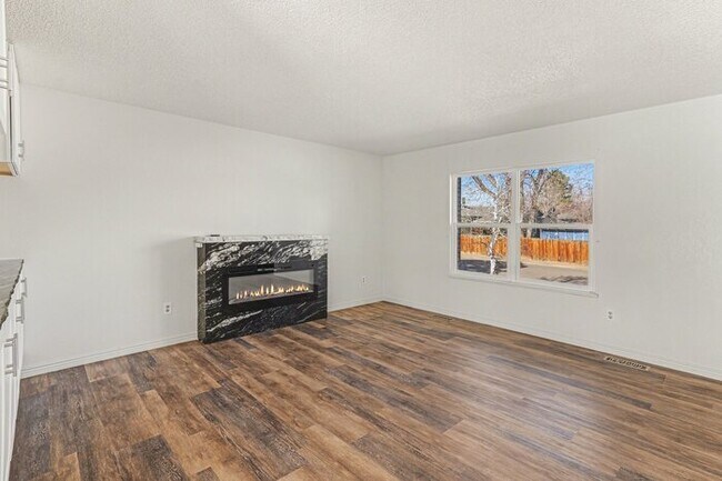 Foto del edificio - 6538 W Kenyon Ave