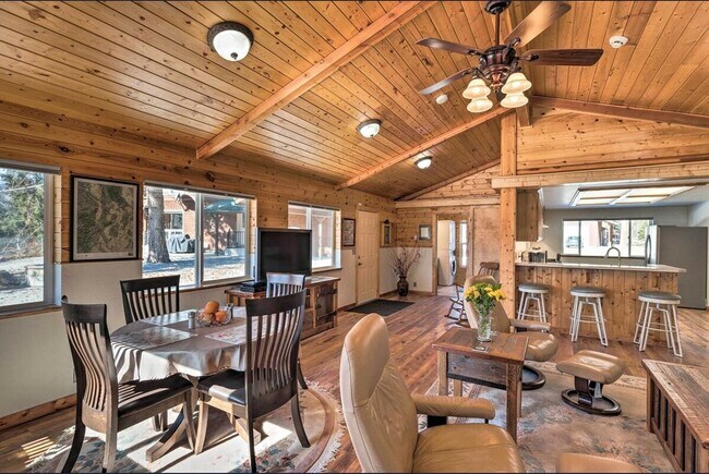 Foto del edificio - 425 Larch Ln