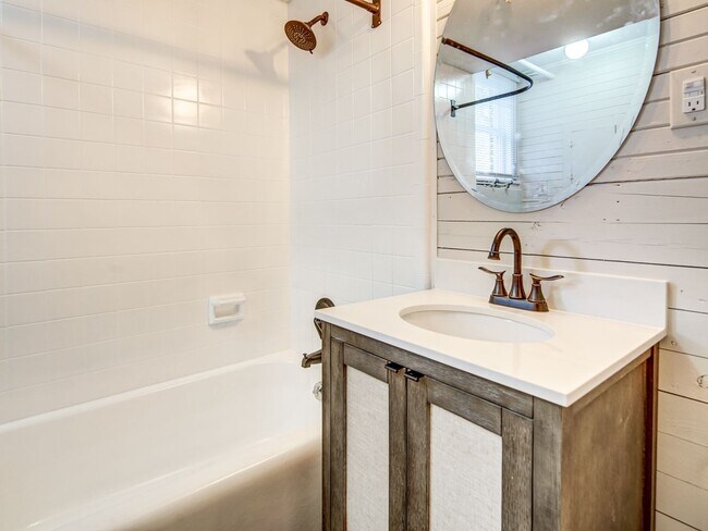 Bañera profunda - 123 Wellons St