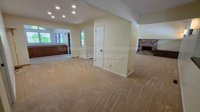 Foto del edificio - 5 Oak Forest Rd