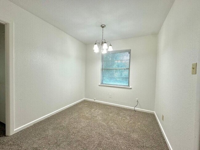 Building Photo - 132 Park Cir