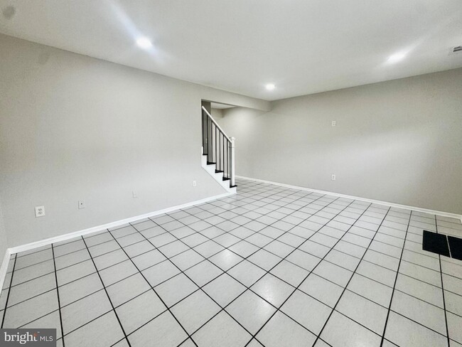 Building Photo - 6434 Lincoln Ct