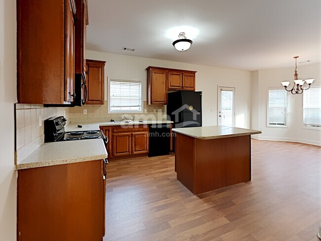 Building Photo - 901 Vandiver Court
