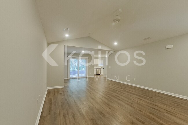 Foto del edificio - 121 Cottage Grove Rd