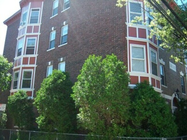Building Photo - E Cambridge 1 bedroom Apt - 1/2 Broker Fee...