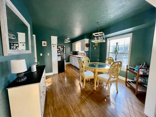 Kitchen - 2131 S Colgate Ave
