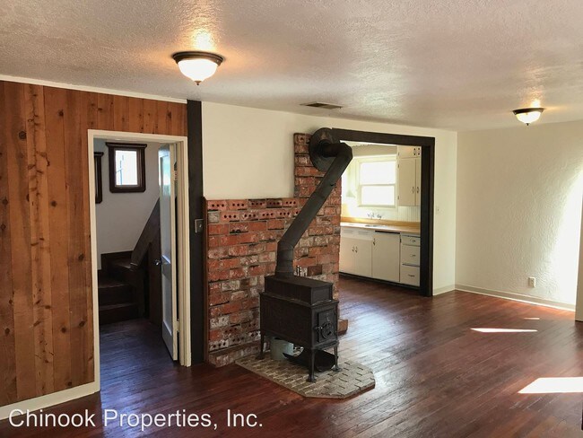 Foto del edificio - 3 br, 1 bath House - 295 Ash St.