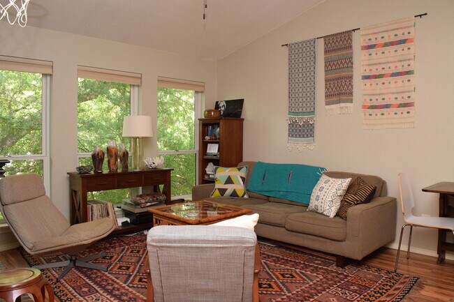 Building Photo - 1/1 Condo in Northwest Hills- Available fo...