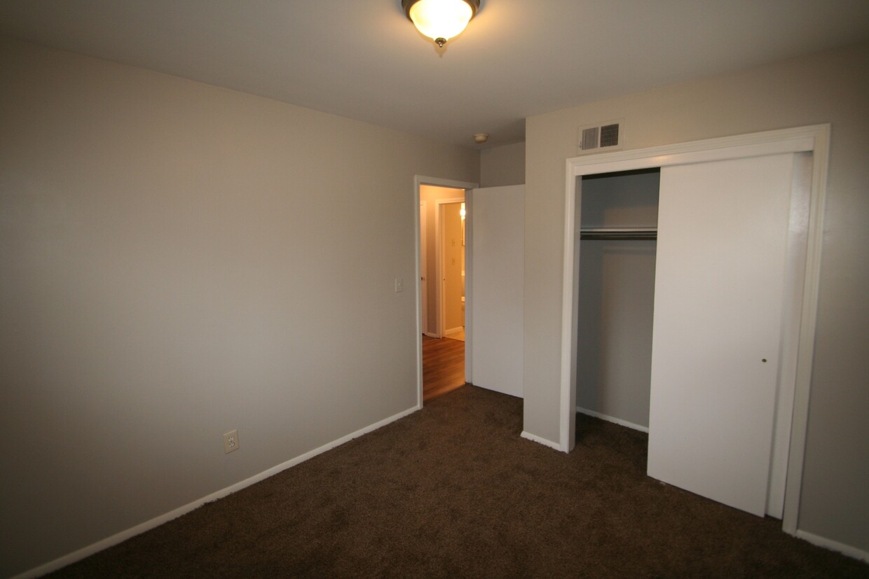 Primary Photo - 4 bed- 1 bath!!