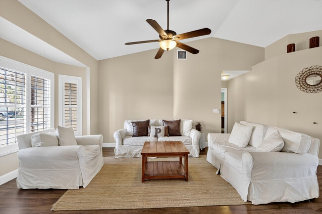 Foto del edificio - 151 Monterey Way