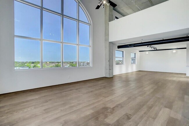 Building Photo - 6007 Memorial Dr