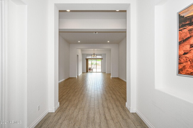 Building Photo - 941 E Lowell Ave