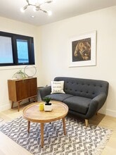 Building Photo - 282 E 18th Ave