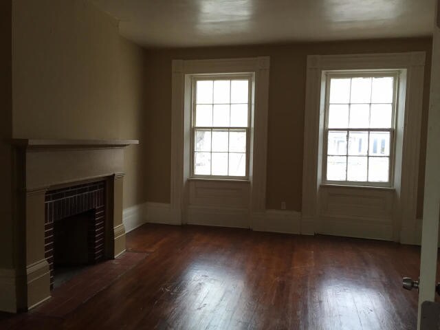 Foto principal - 300 E Spring St