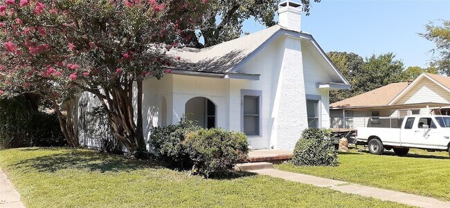 Building Photo - 901 Blandin St