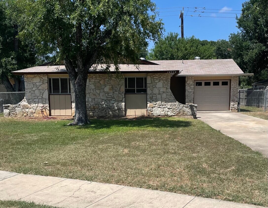 Primary Photo - 10934 Lazy Oaks Dr