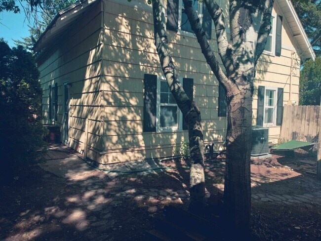 Foto del edificio - Charming 5 Bed, 2 bath home in the heart o...