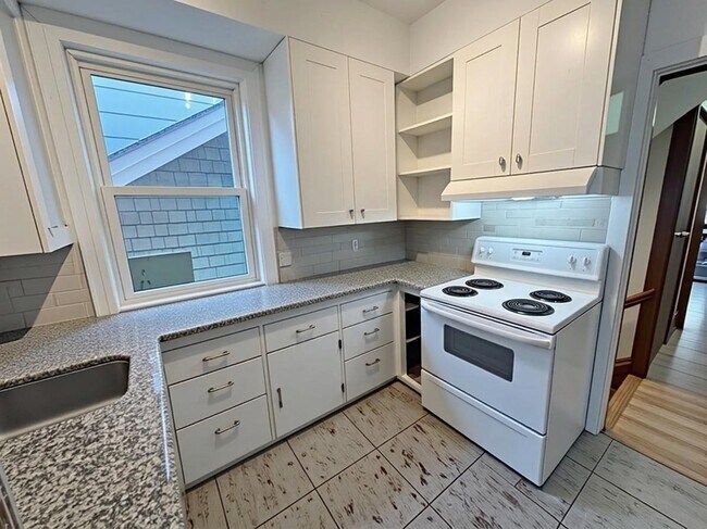 Photo du bâtiment - 2 Bedroom with Character and Charm on Second Level of Triplex