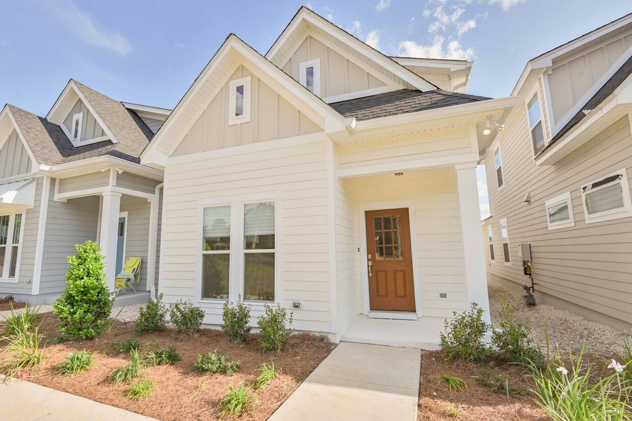 Foto principal - Beautiful New Construction 3/2.5 Home, Loc...