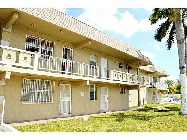 Foto del edificio - 301 NW 177th St